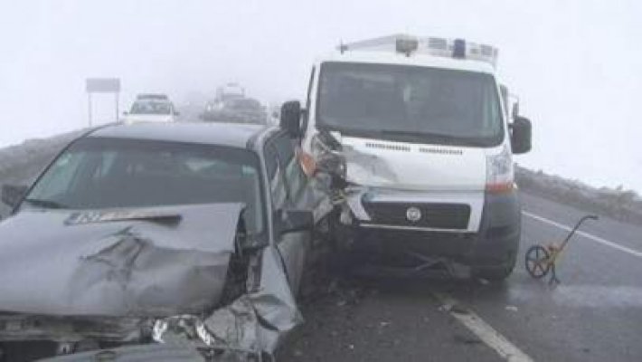Accidente spectaculoase, pe DN 39: o maşină a intrat într-un stâlp, iar o şoferiţă, cu ochii la ea, s-a izbit de o ambulanţă!